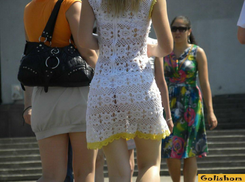 Прозрачный юбка трусы. Девушки в прозрачных платьях. Прозрачное платье на улице. Девушки в прозрачных сарафанах. Платье просвечивает.