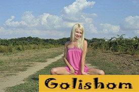 Голая блондинка-нудистка в деревне