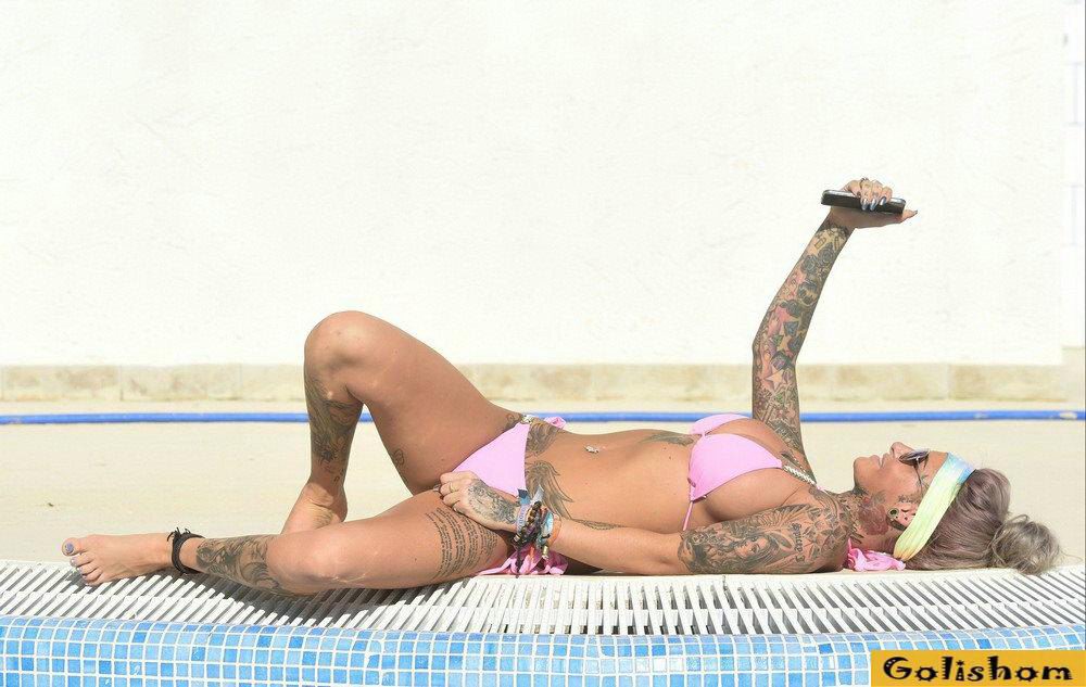 Татуированная Джемма Люси засветилась в бикини у бассейна