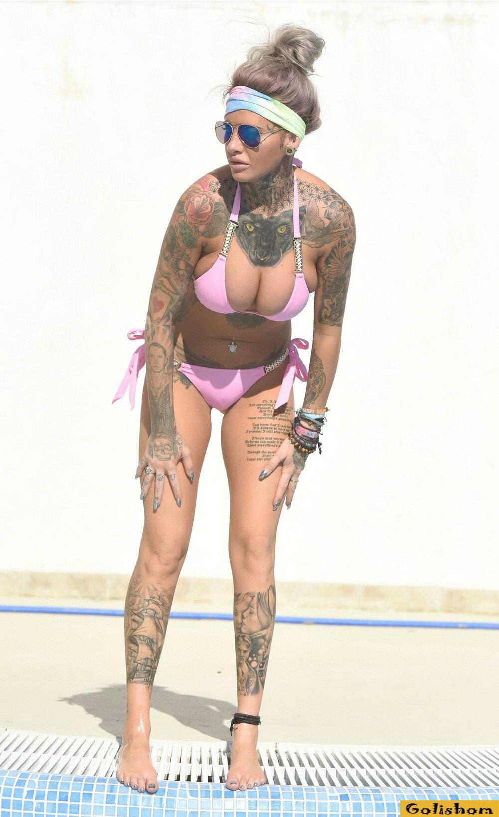 Татуированная Джемма Люси засветилась в бикини у бассейна