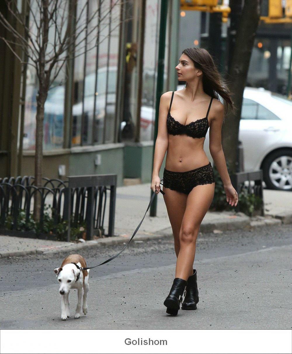 Модель Эмили Ратаковски прогулялась в нижнем белье с собачкой