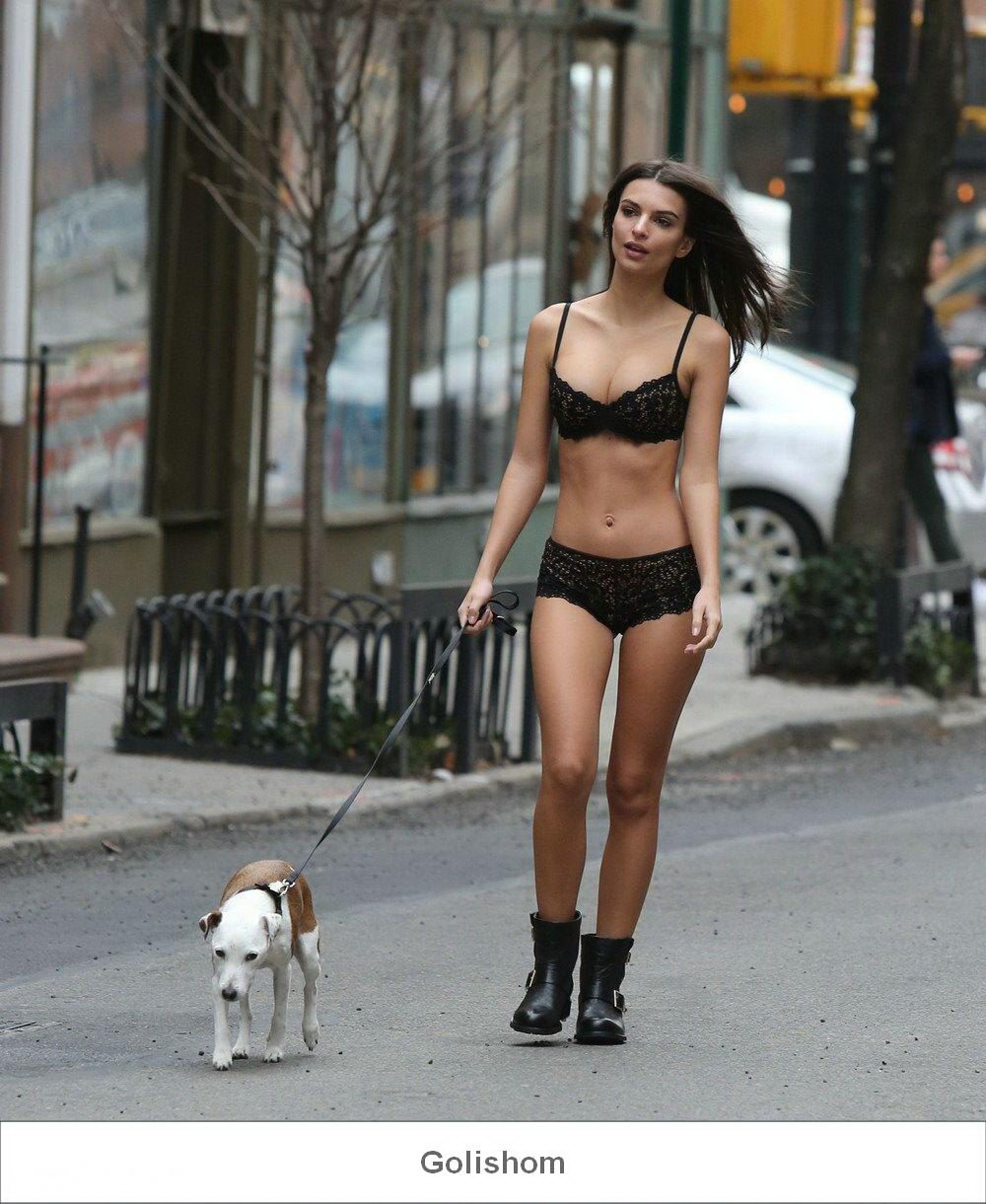 Модель Эмили Ратаковски прогулялась в нижнем белье с собачкой