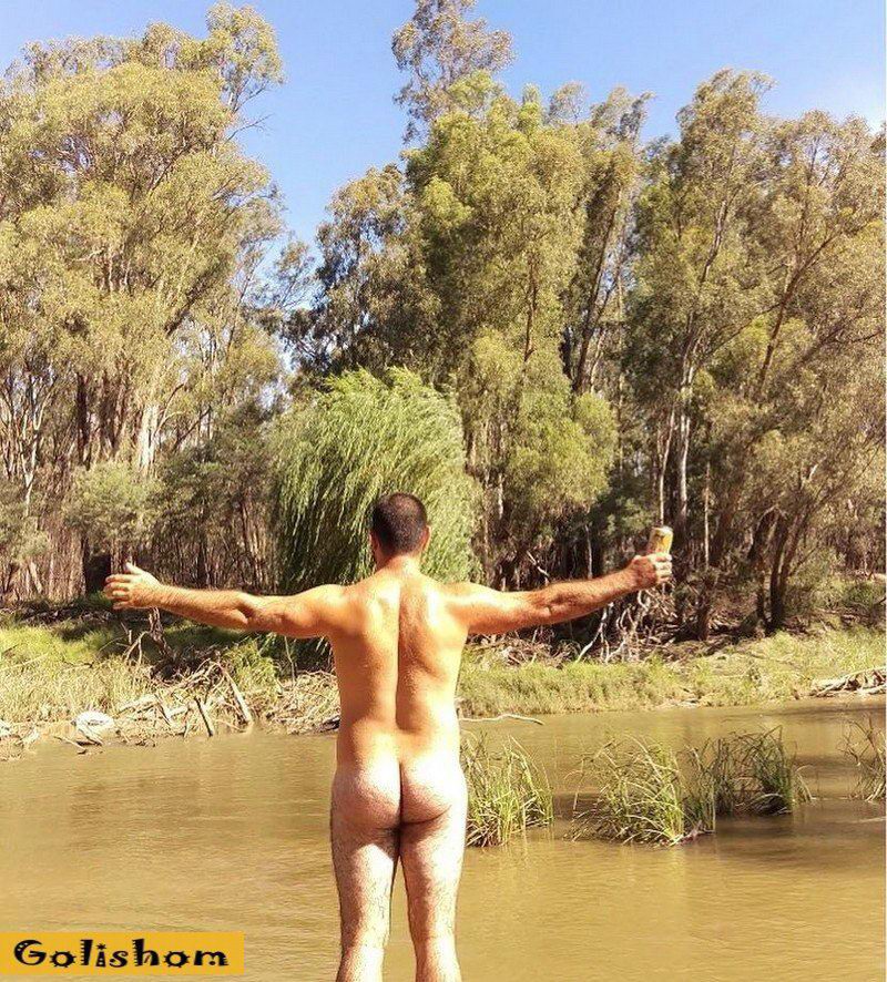 Голые австралийские нудисты на фоне прекрасной природы