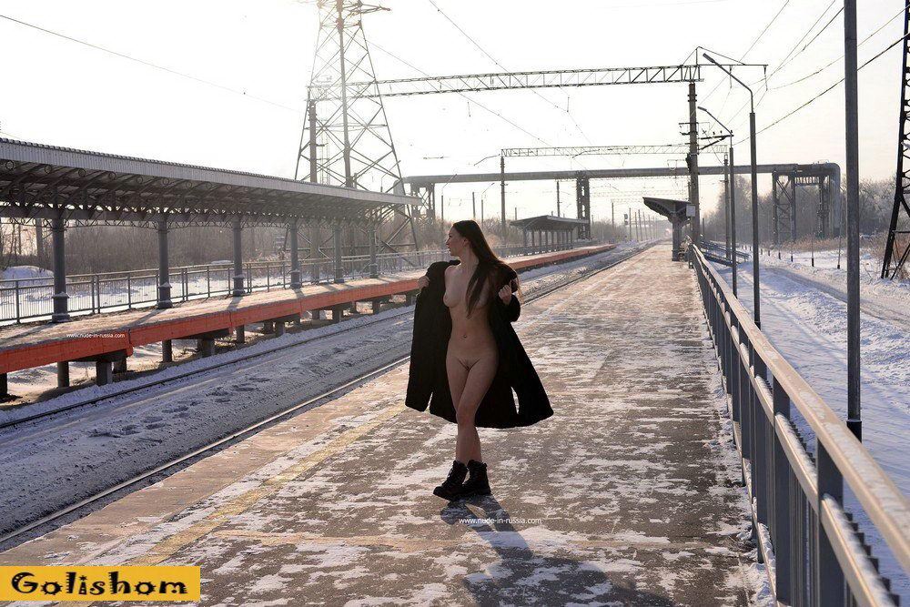 Голая девушка зимой на вокзале