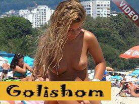 Шикарная девушка загорает топлес на нудистском пляже - видео