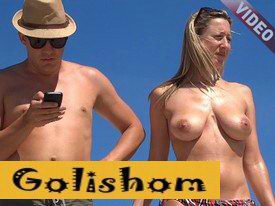 Обнаженная дама с шикарными сиськами на пляже нудистов - видео