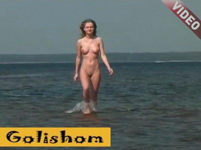 22-летняя нудистка Ольга на озере - видео