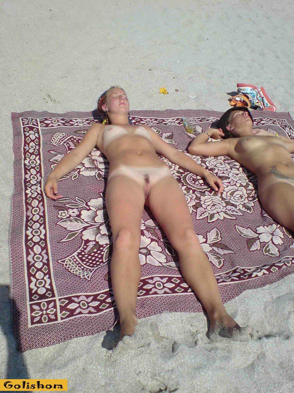 Девушки-нудисты на пляже в Румынии