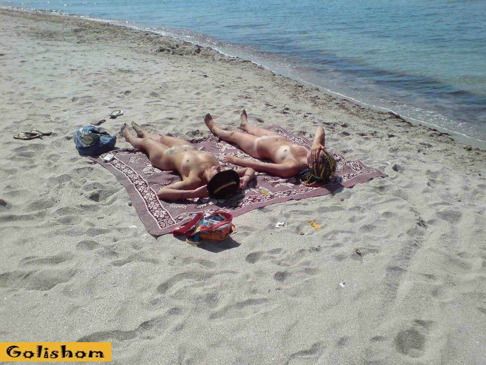 Девушки-нудисты на пляже в Румынии