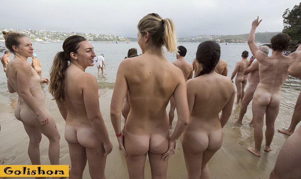 Нудисты-пловцы на пляже в Сиднее