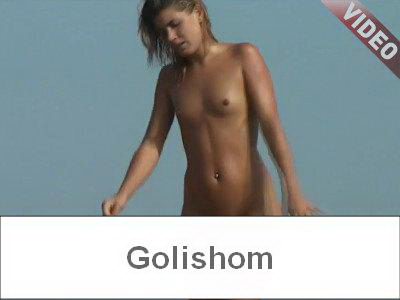 Обалденная нудистка с шикарным телом на пляже - видео