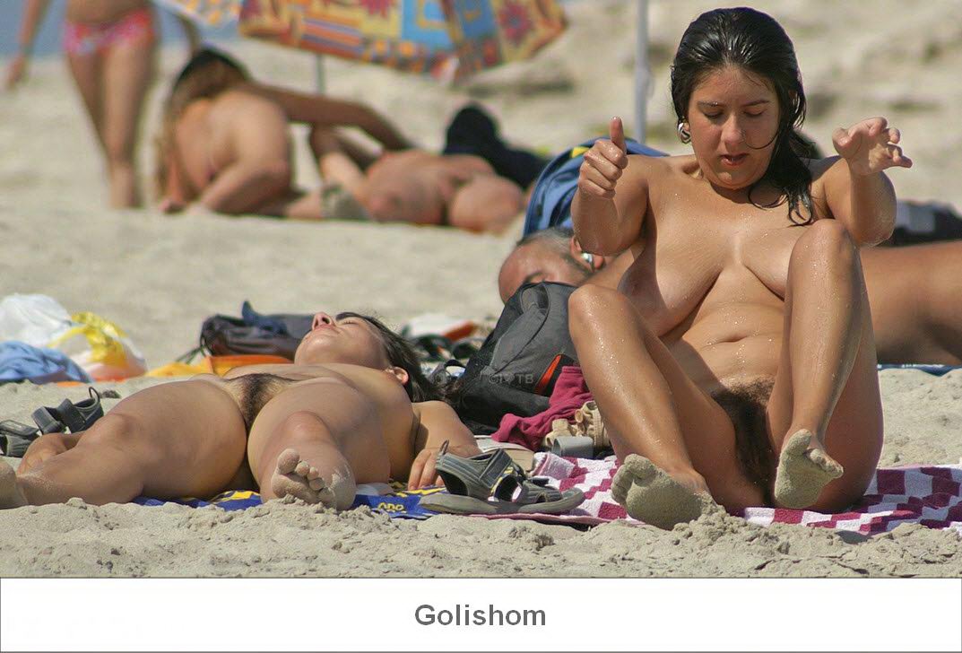 Нудисты на пляже отдыхают