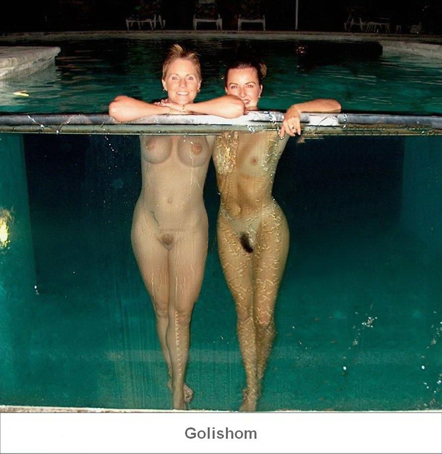 Голые девушки в бассейне 