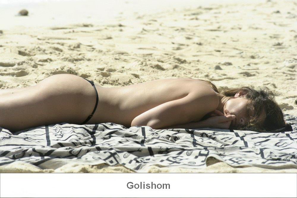 Дайана Мелло в бикини на пляже Гондураса
