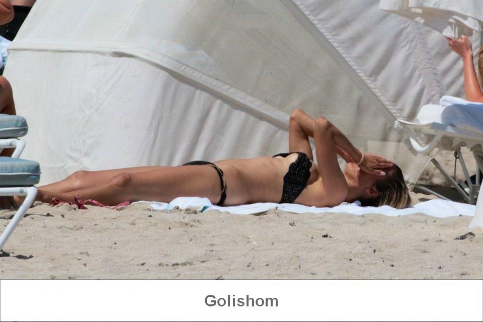 Голая Виктория Боня засветилась в Майами на пляже
