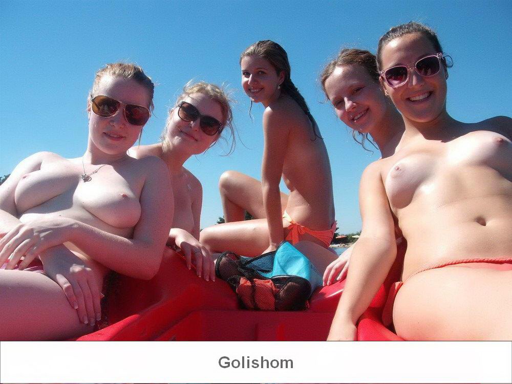 Частные снимки голых 22-летних девушек