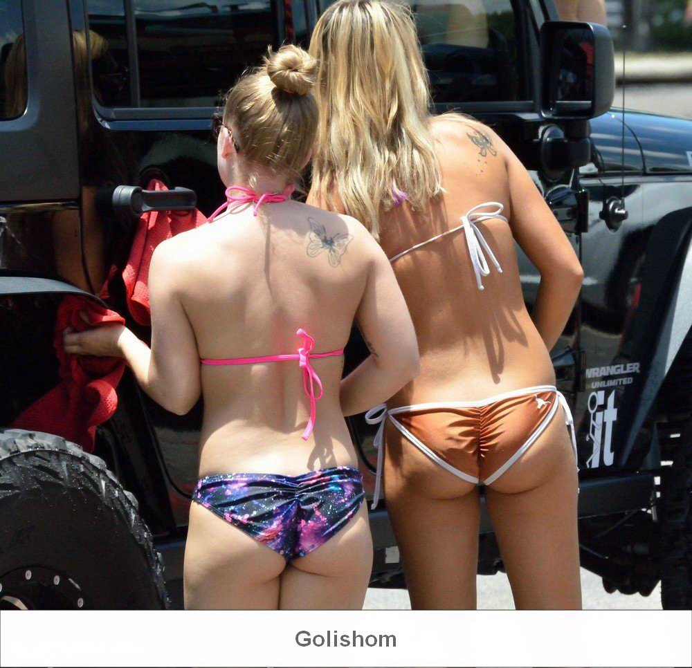В США очень популярны автомойки с девушками в бикини