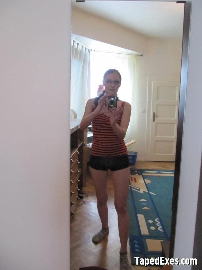 Фото по теме девка снимает себя голой,голая перед зеркалом