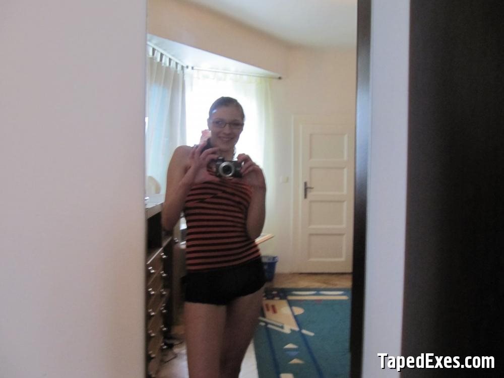 Фото по теме девка снимает себя голой,голая перед зеркалом