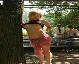 Девки показывают писи и сиски в общественных местах, на публике, на улице, в парке