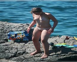 Нудистская молодёж - на пляже без купальников