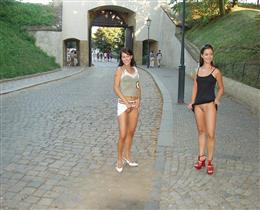 Три девахи показыват писи на улицах города